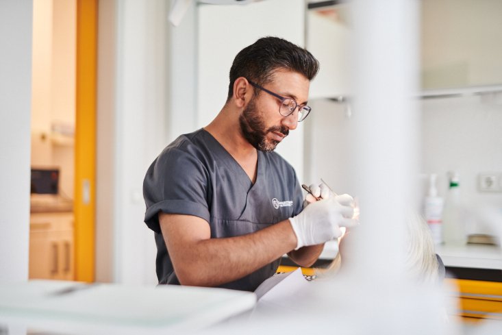 Erfahrungsbericht - Praxis-Übernahme in Fürth: Zahnarzt Dr. Bhatt kann jetzt seine eigenen Ideen umsetzen.